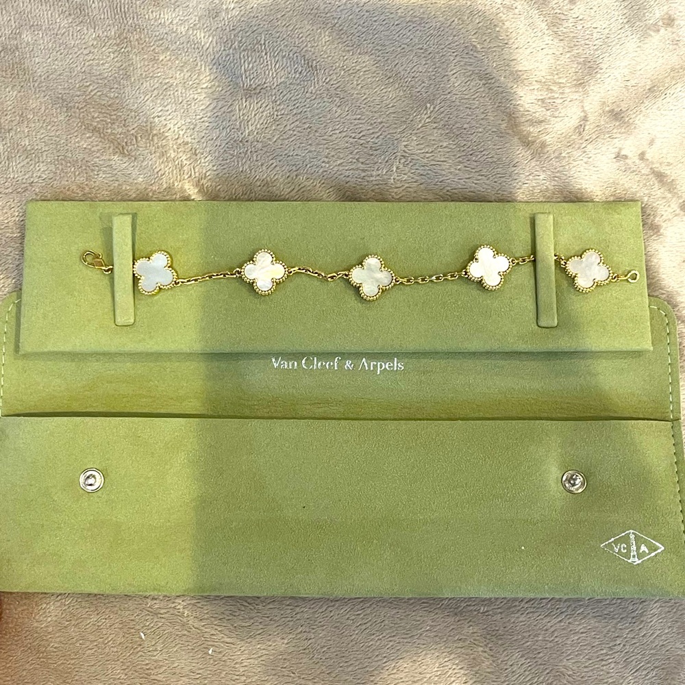 Van Cleef & Arpels- Authentic & Like NEW